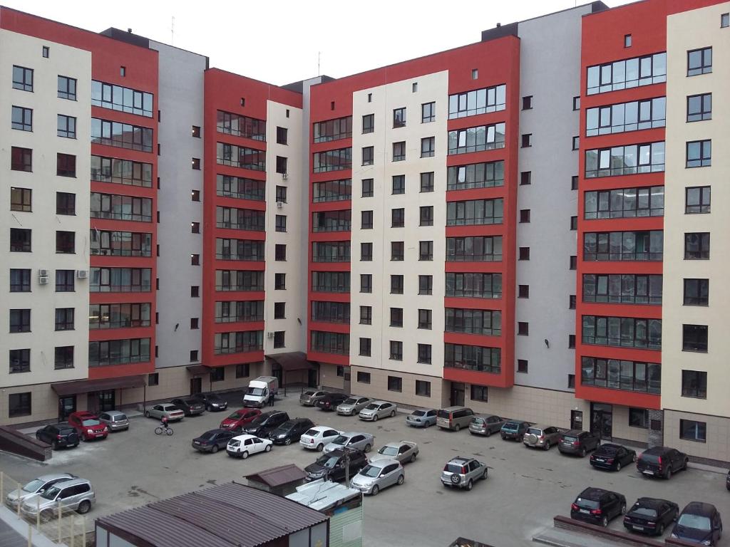 バルナウルにあるАпартаменты в центре пр Комсомольский, 44の駐車場車の集合