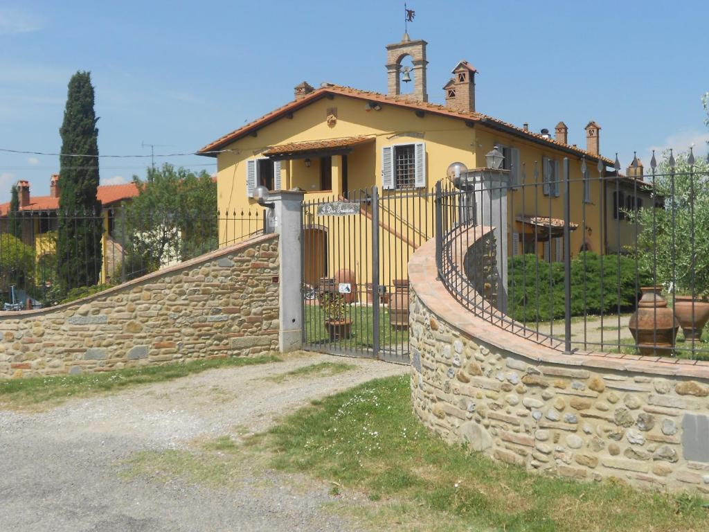 モンテスペルトリにあるI Due Frassiniの塀と石垣の家