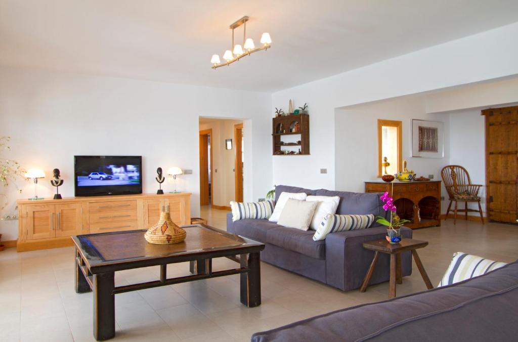 Televízia a/alebo spoločenská miestnosť v ubytovaní Villa Luna Mar - Magnificent Sea Views - Private Pool - Hot Tub