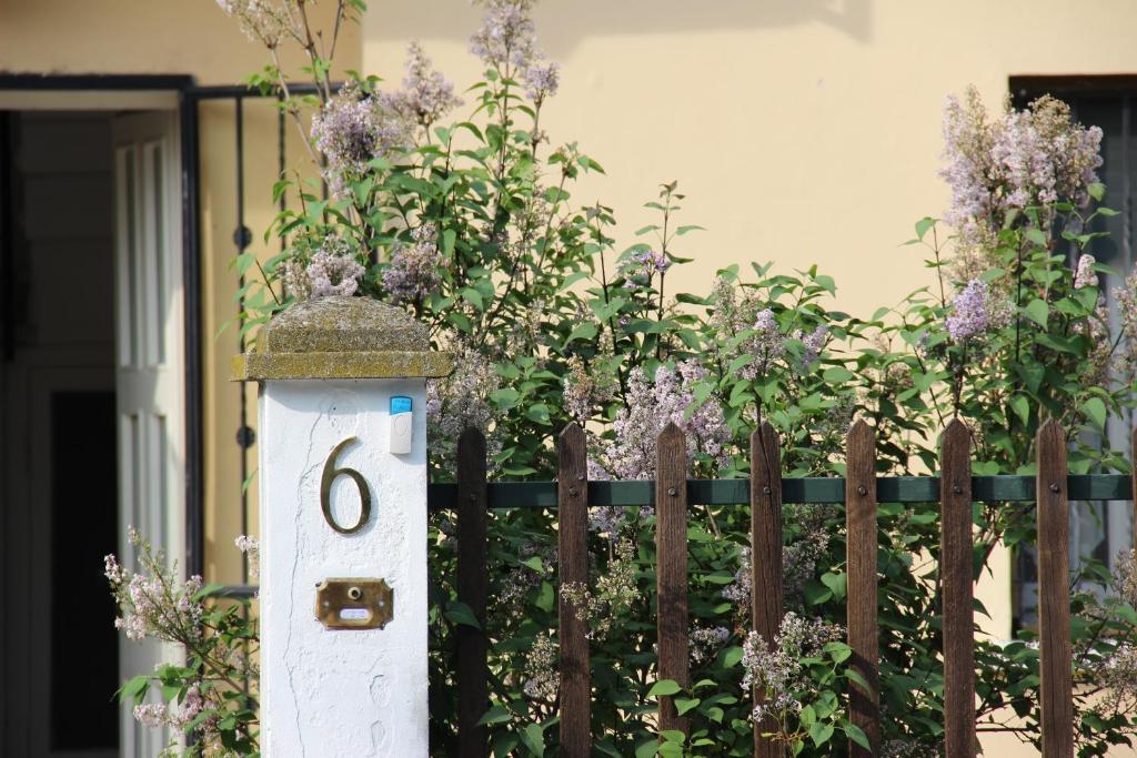 Locanda Agnella في بورتو مانتوفانو: منزل به سياج مع صندوق بريد أبيض