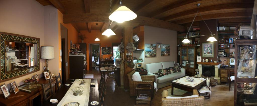 - un salon avec un canapé et une table dans l'établissement Apartamentos Sabor Rural I, à León