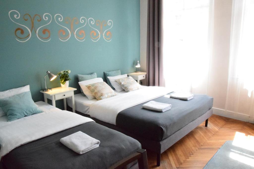 Posteľ alebo postele v izbe v ubytovaní Blooms Inn - City Center Poznan by Friendly Apartments