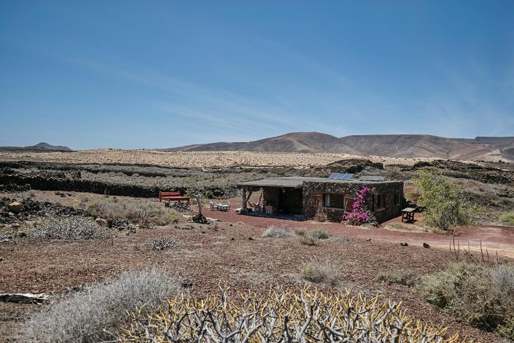 a small house in the middle of a desert at Hubara Retreat in Charco del Palo