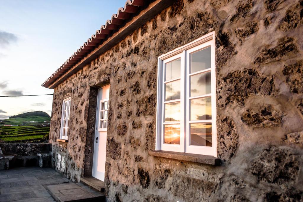 a building with a window on the side of it at Casa Branca do Imperio in Cinco Ribeiras