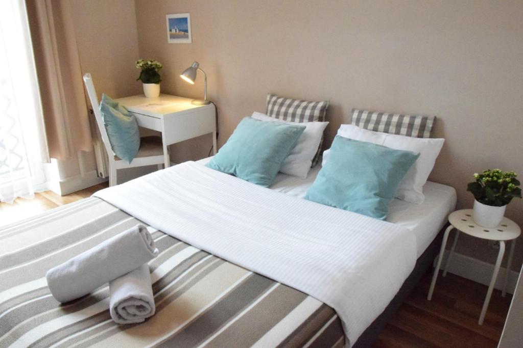 Posteľ alebo postele v izbe v ubytovaní Blooms Inn - City Center Poznan by Friendly Apartments
