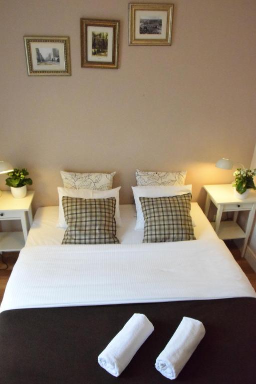 Posteľ alebo postele v izbe v ubytovaní Blooms Inn - City Center Poznan by Friendly Apartments