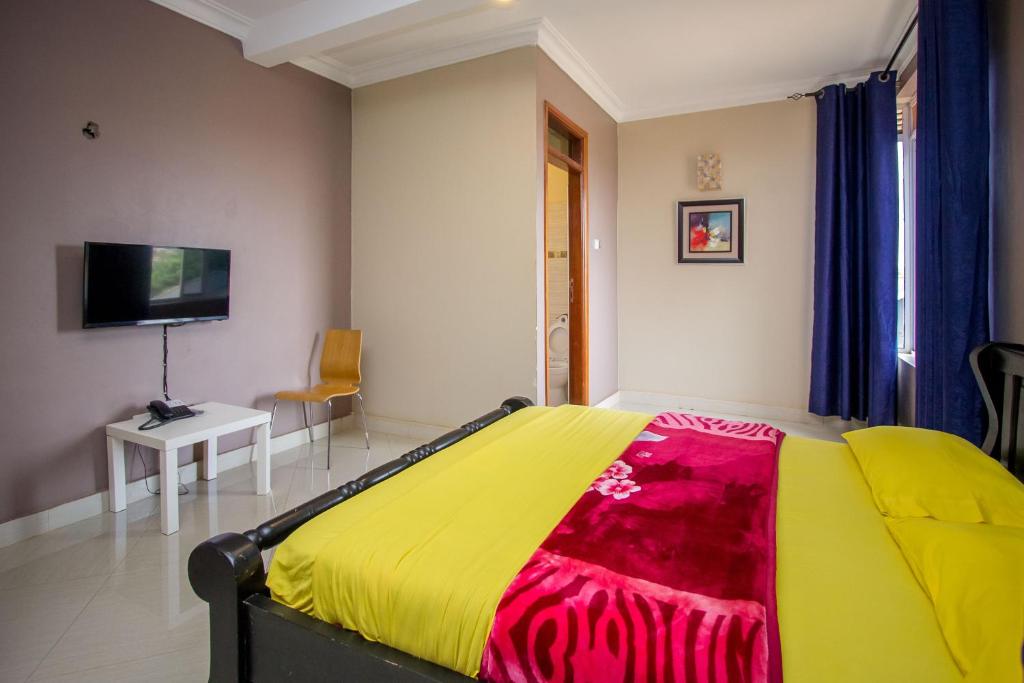 Кровать или кровати в номере Ntinda Bypass Hotel
