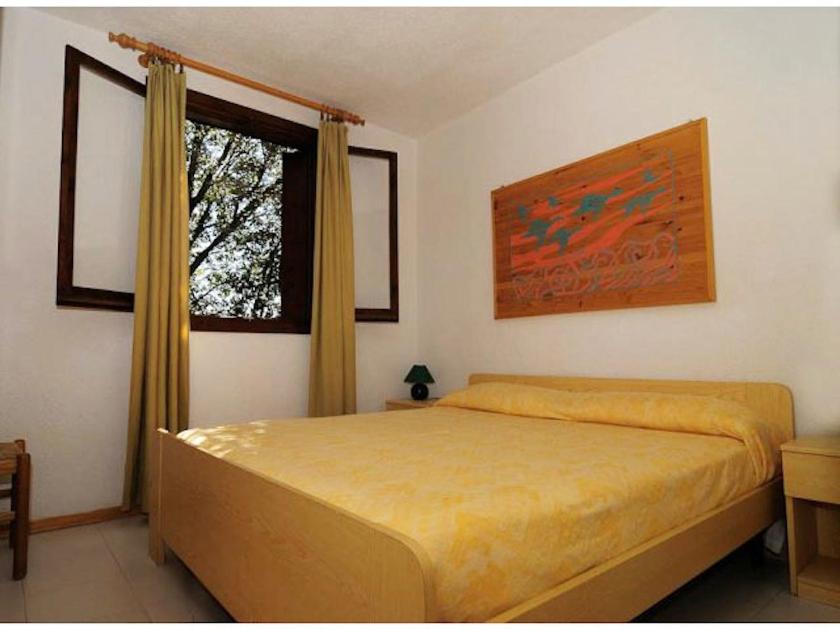 ポルト・ロトンドにあるAppartamento Porto Rotondoのベッドルーム(ベッド1台、窓付)