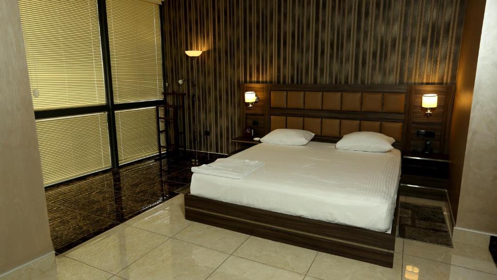 Postel nebo postele na pokoji v ubytování Avan Plaza Hotel