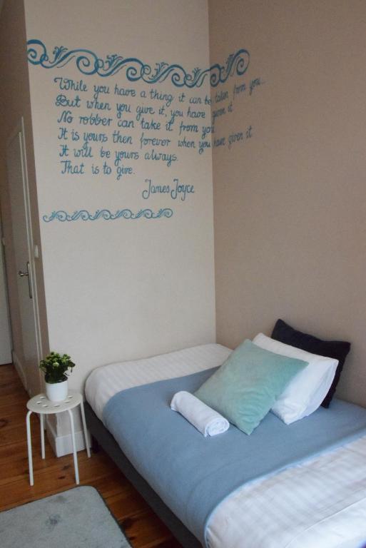 Posteľ alebo postele v izbe v ubytovaní Blooms Inn - City Center Poznan by Friendly Apartments