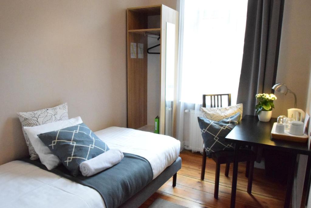 Posteľ alebo postele v izbe v ubytovaní Blooms Inn - City Center Poznan by Friendly Apartments