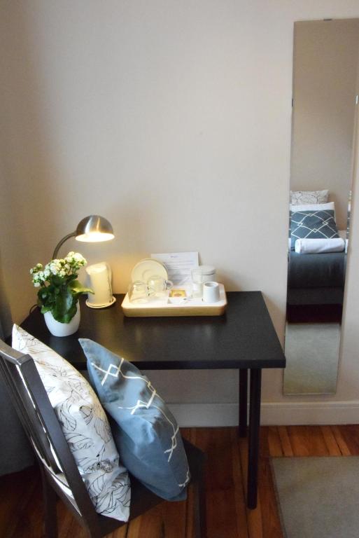 Posteľ alebo postele v izbe v ubytovaní Blooms Inn - City Center Poznan by Friendly Apartments