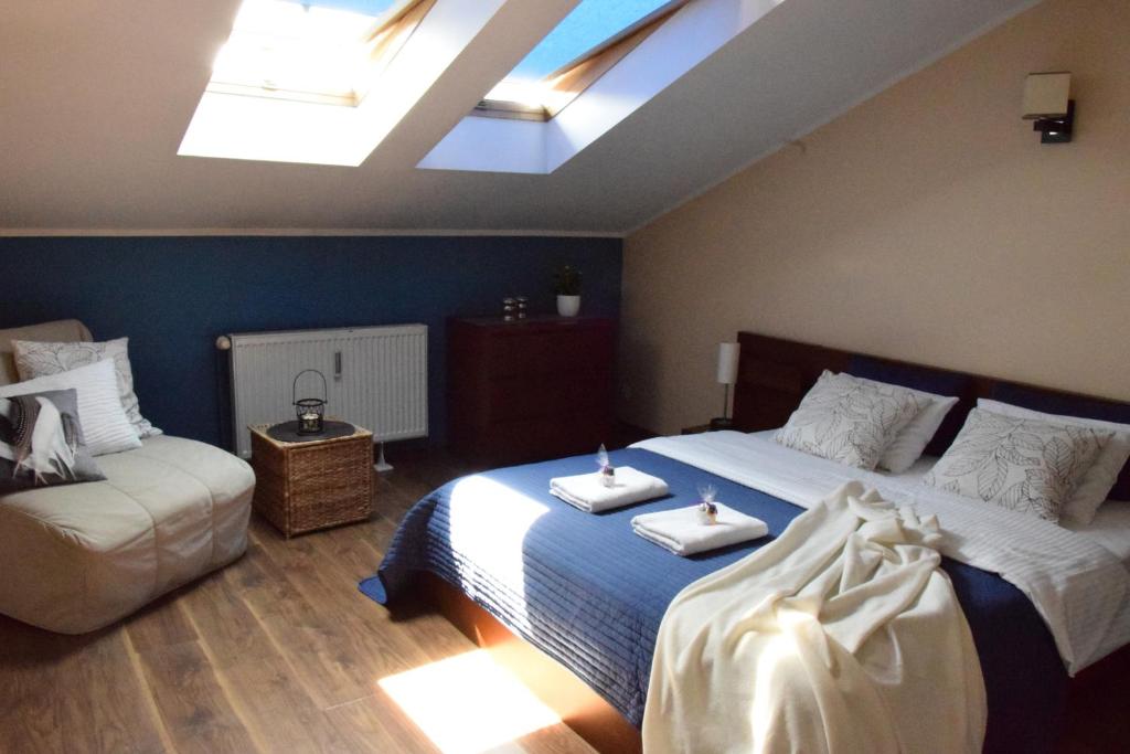 Posteľ alebo postele v izbe v ubytovaní Blooms Inn - City Center Poznan by Friendly Apartments