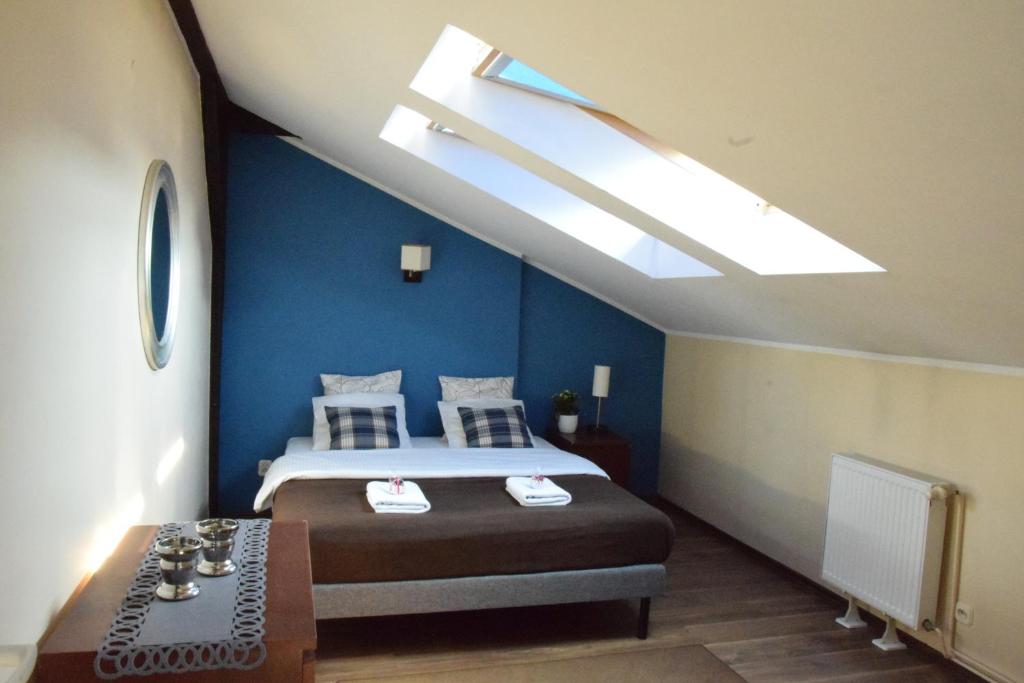 Posteľ alebo postele v izbe v ubytovaní Blooms Inn - City Center Poznan by Friendly Apartments