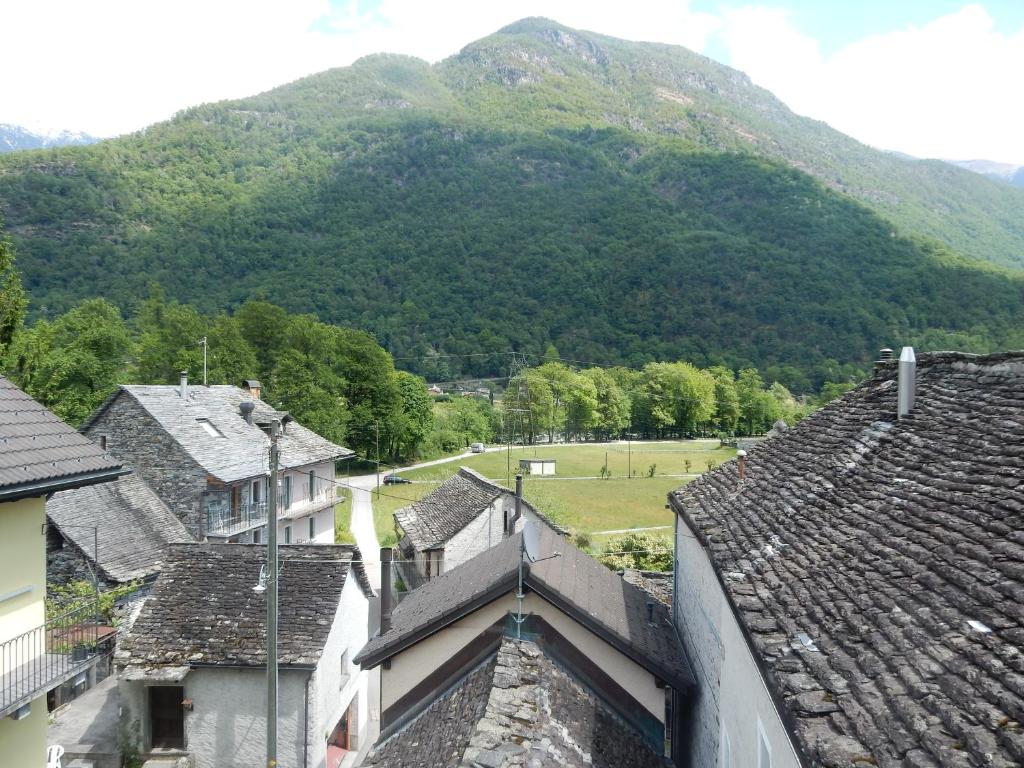 - une vue sur un village avec des montagnes en arrière-plan dans l'établissement Cà Dela, à Moghegno