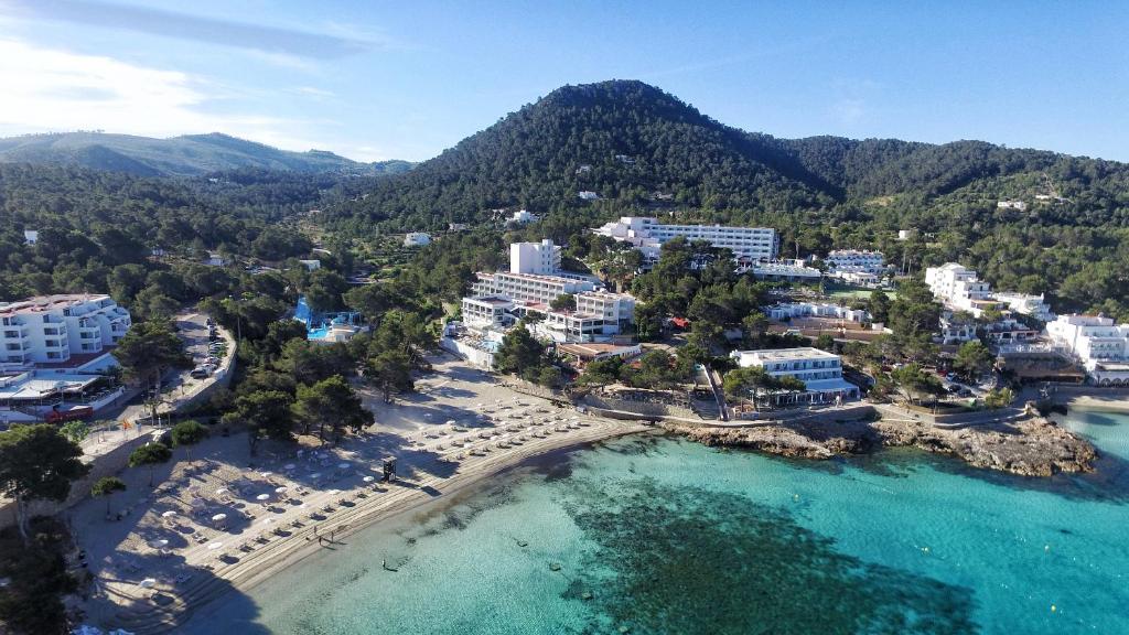 uma vista aérea de um resort numa praia em Sandos El Greco - Adults Only em Portinatx