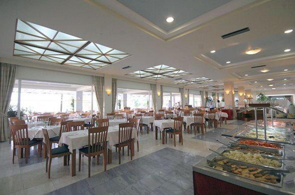 Restaurace v ubytování Zorbas Beach Hotel