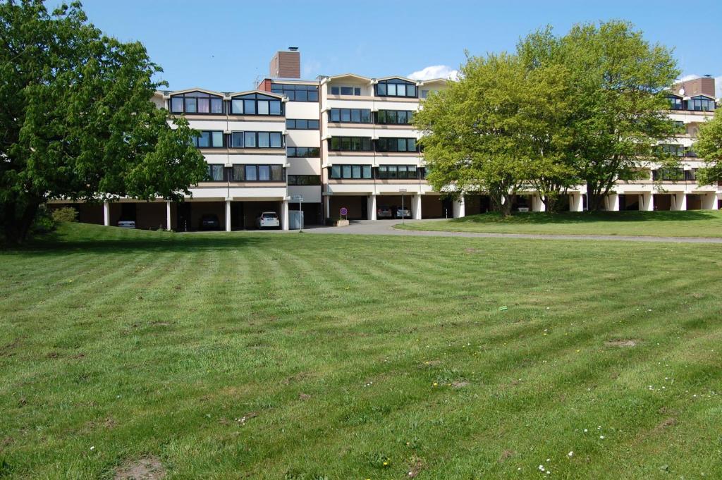 a large grass field in front of a building at Fewo Brasilia247 in Schönberg in Holstein