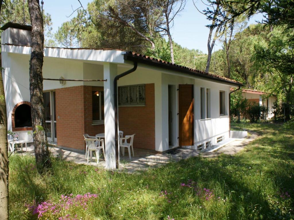 a house in the middle of a field at Lignano Riviera villa economica in Lignano Sabbiadoro
