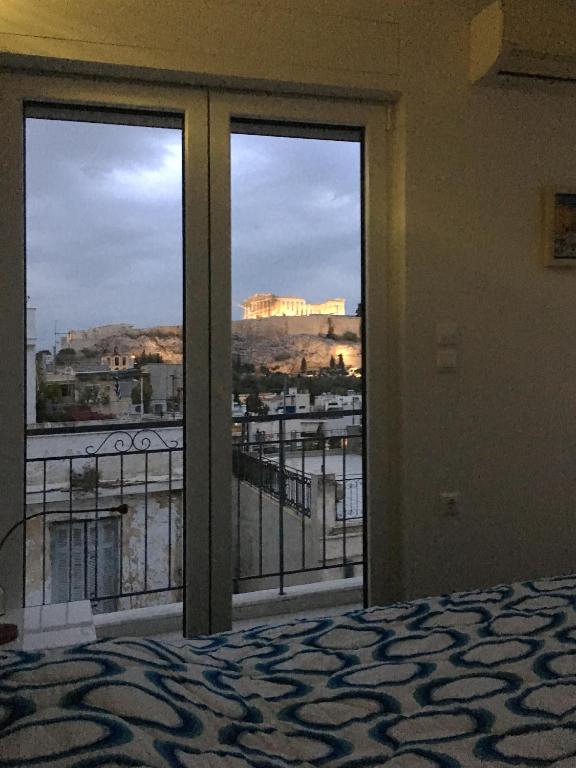 Postel nebo postele na pokoji v ubytování Mind-blowing Acropolis View Apt