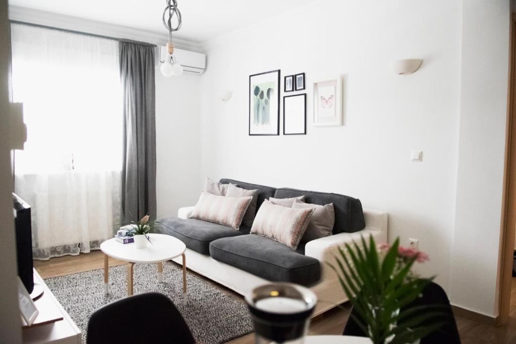 sala de estar con sofá y mesa en Stay Apartment by Skg Apartments, en Tesalónica