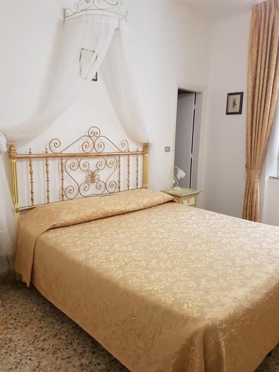 Ένα ή περισσότερα κρεβάτια σε δωμάτιο στο Albergo Tre Donzelle