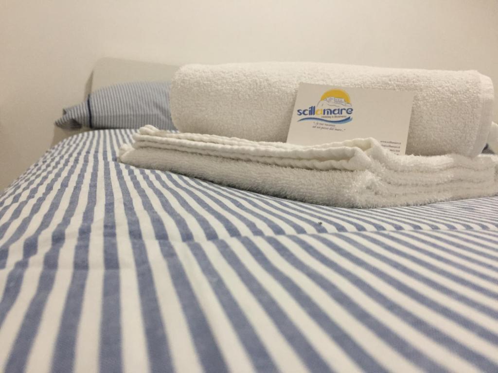 Łóżko lub łóżka w pokoju w obiekcie B&B Scilla Mare