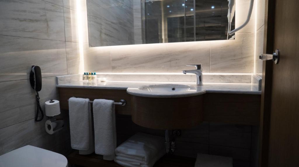 A bathroom at Yuksel Istanbul Yenikapı Hotel