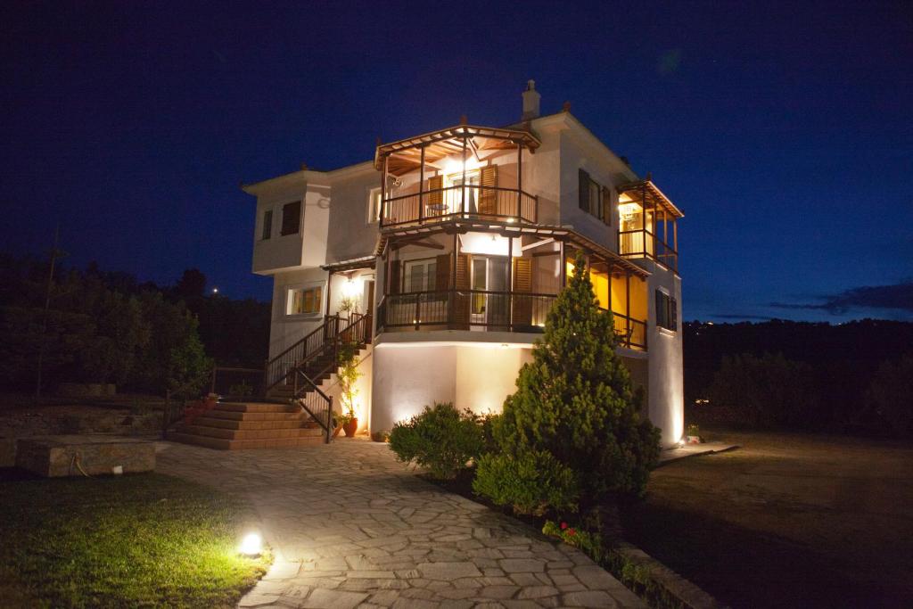 スコペロスにあるCasa Bella Vistaの夜間照明付きの大きな白い家