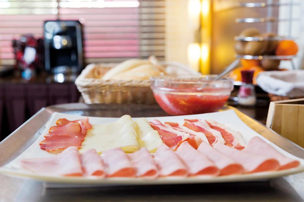 Comida en o cerca de este hotel
