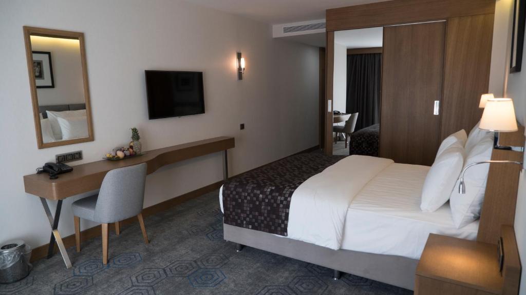 A television and/or entertainment centre at Yuksel Istanbul Yenikapı Hotel