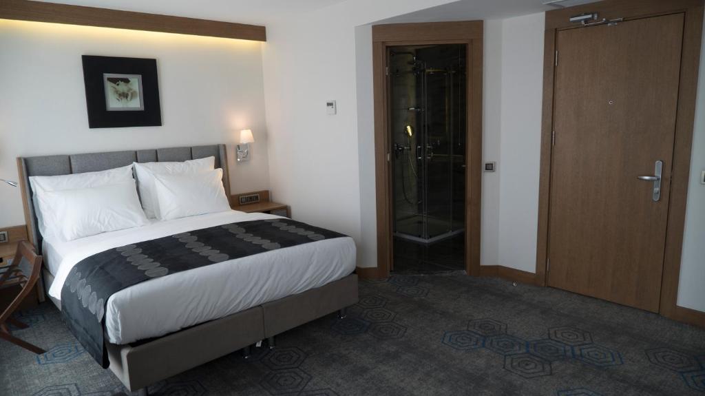 A bed or beds in a room at Yuksel Istanbul Yenikapı Hotel