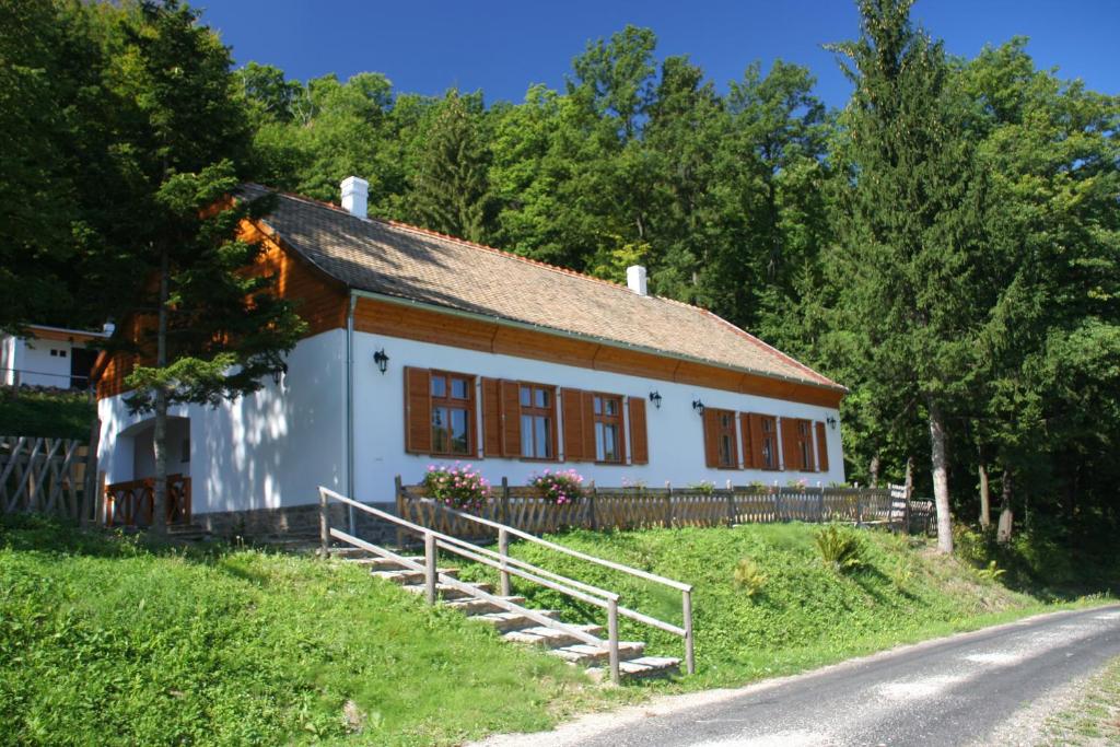 una casa en una colina al lado de una carretera en Keresztkúti Erdei Pihenőhely, en Kőszeg