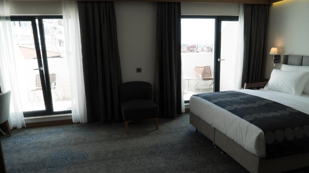 A bed or beds in a room at Yuksel Istanbul Yenikapı Hotel