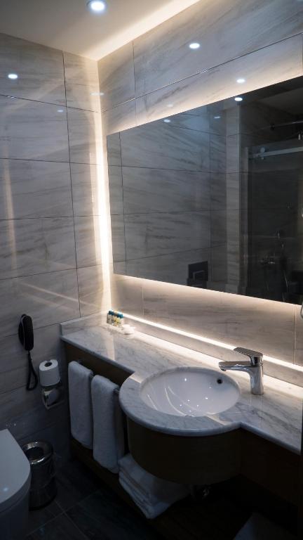 A bathroom at Yuksel Istanbul Yenikapı Hotel