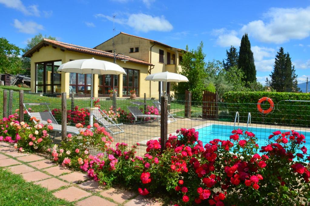 Bazén v ubytování Country House Nonna Rana nebo v jeho okolí