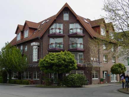 um grande edifício castanho com um telhado de gambrel em City Hotel em Geilenkirchen