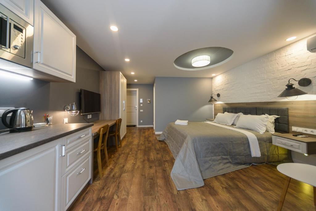 Partner Guest House Saksahans'koho - KV813 Street View Ground Floor Studio Loft Apartment With Shower