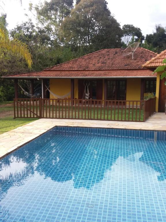 una piscina davanti a una casa di Sítio da Dinda - Campos do Jordão a Rosas