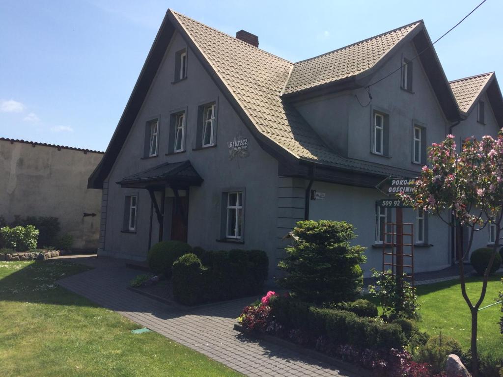 a white house with a gambrel roof at Bluszcz in Władysławowo