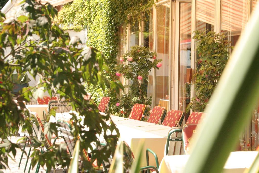 Un jardín fuera de Hotel Walkner