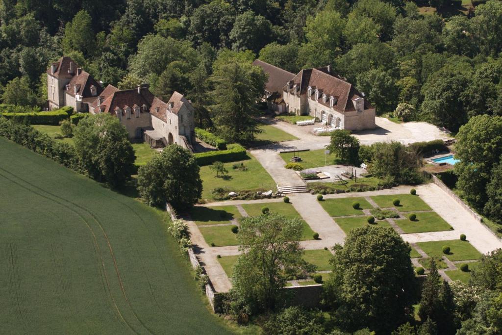 Château de Montramé في Soisy-Bouy: اطلالة جوية على منزل مع حديقة