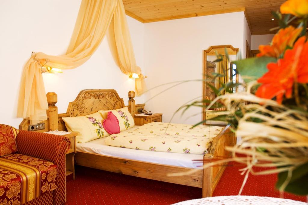 Łóżko lub łóżka w pokoju w obiekcie APIPURA hotel rinner