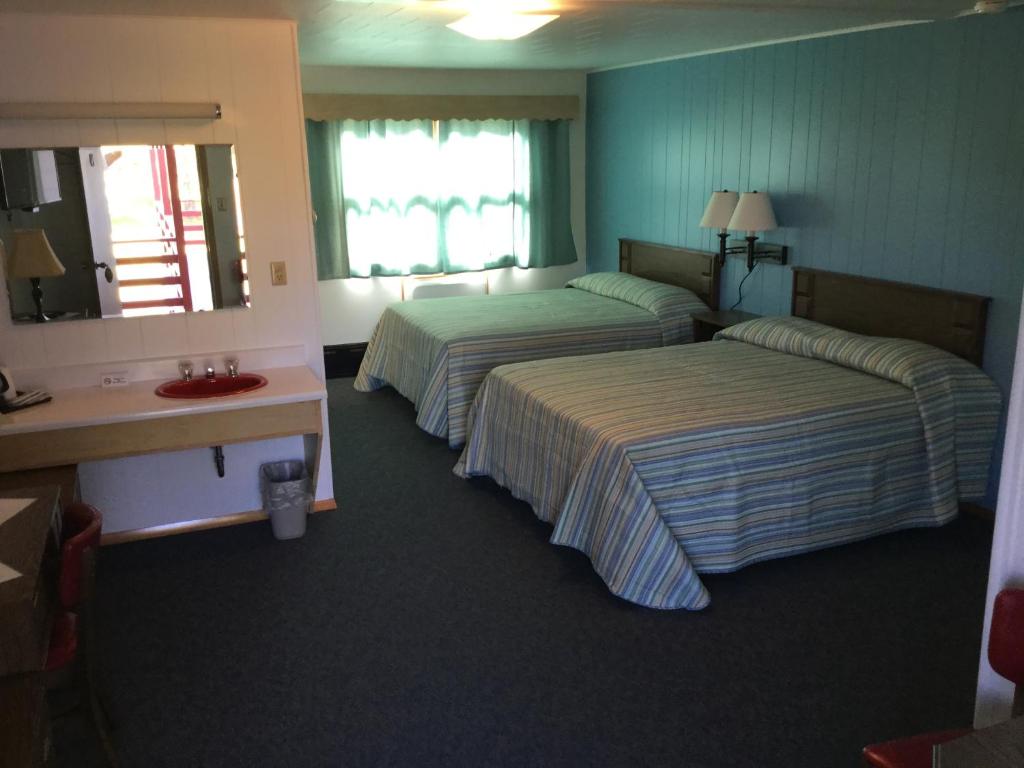 Postel nebo postele na pokoji v ubytování Cedars Motel