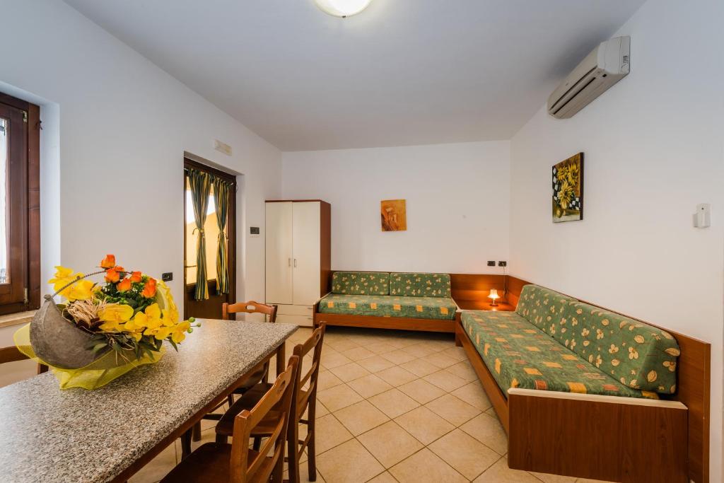 チロ・マリーナにあるVillaggio Punta Aliceのリビングルーム(ソファ、テーブル付)