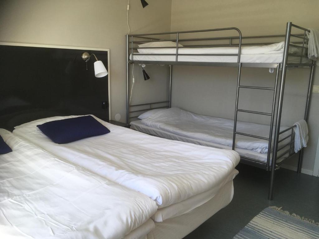 Postel nebo postele na pokoji v ubytování Docksta Hotell