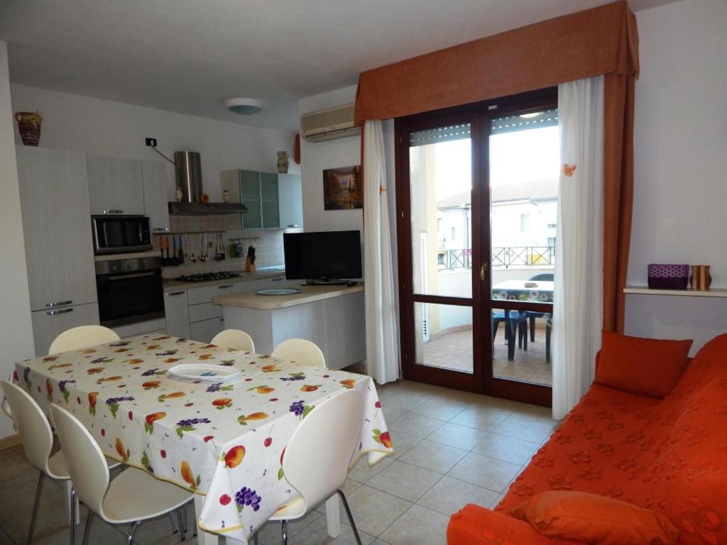 アルゲーロにあるAffittaSardegna-TRILO GEMELLI 2のキッチン、ダイニングルーム(テーブル、椅子付)