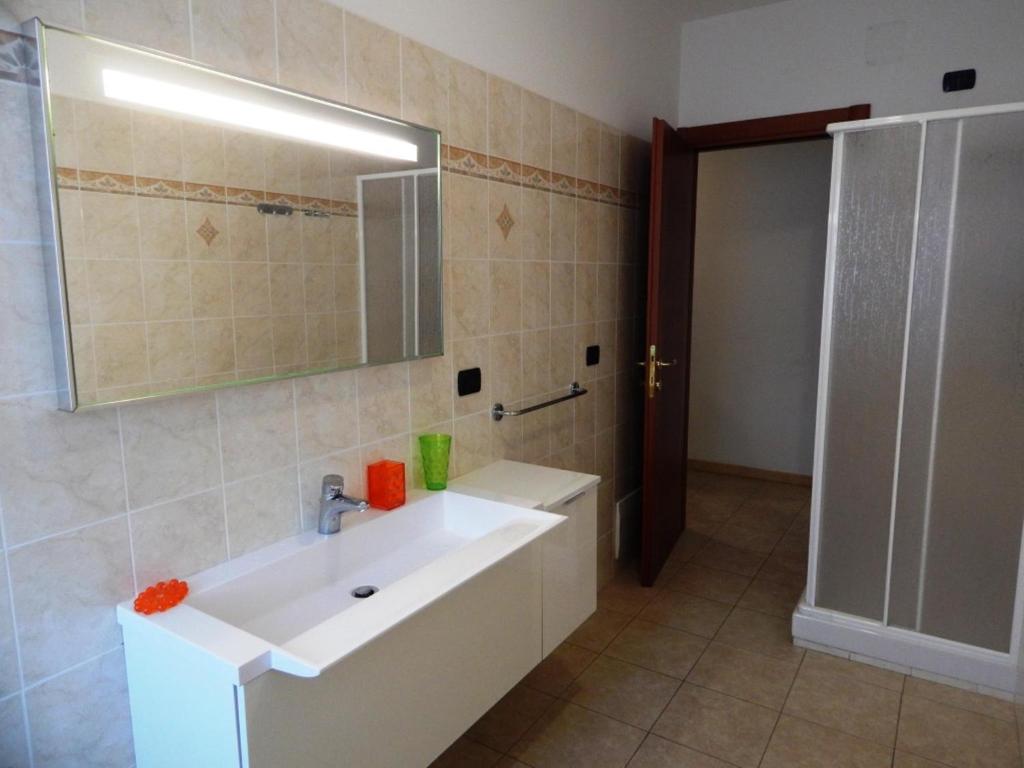 A bathroom at AffittaSardegna-TRILO GEMELLI 2