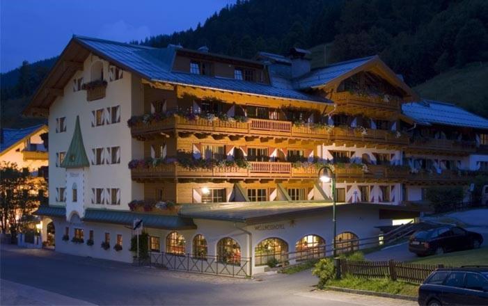 Nespecifikovaný výhled na hory nebo výhled na hory při pohledu z hotelu