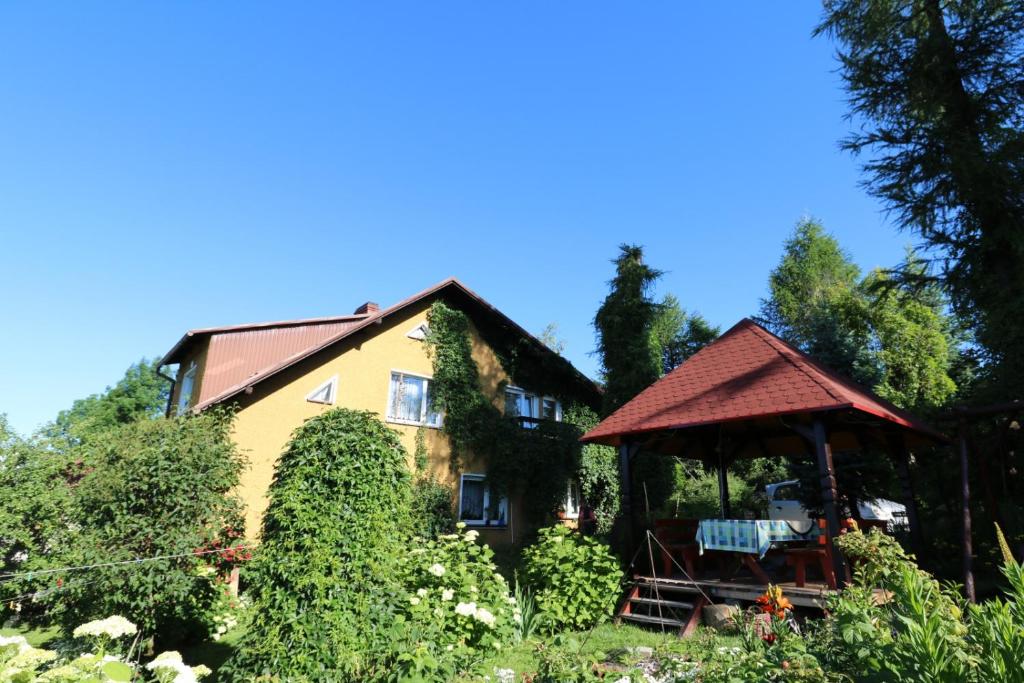 コニャクフにあるAgroturystyka Tyniokの庭のガゼボ付き家